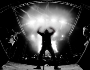 Cantante rock luces escenario stage